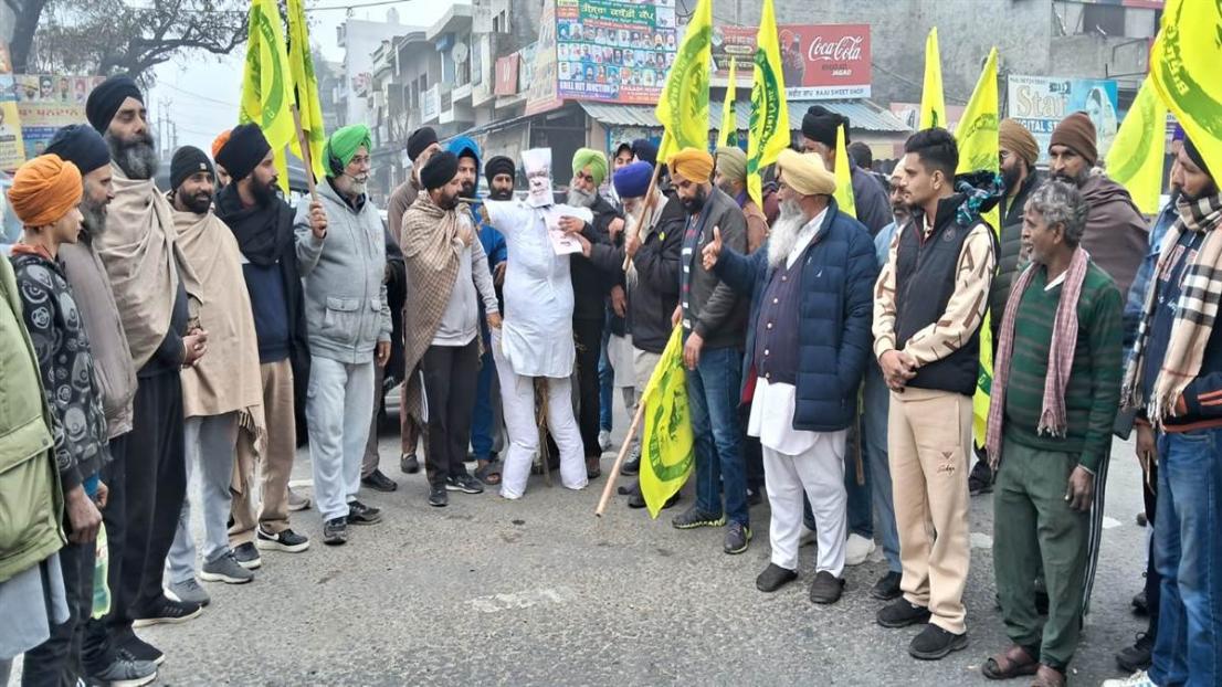 ਦੋਆਬਾ ਕਿਸਾਨ ਵੈਲਫੇਅਰ ਕਮੇਟੀ ਵੱਲੋਂ ਕਿਸ਼ਨਗੜ੍ਹ ਚੌਂਕ 'ਚ ਫੂਕਿਆ ਕੇਂਦਰ ਸਰਕਾਰ ਦਾ ਪੁਤਲਾ