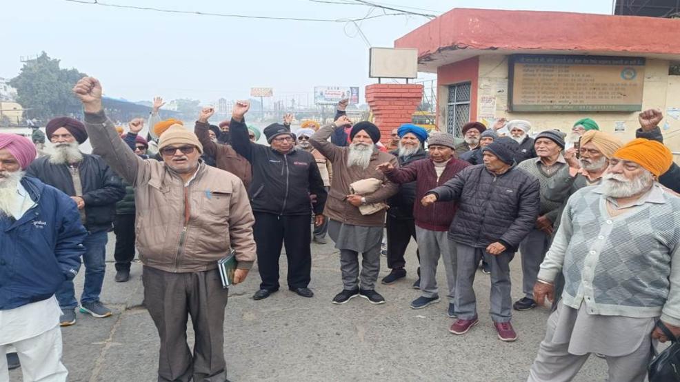 ਪੀਆਰਟੀਸੀ ਪੈਨਸ਼ਨਰਜ਼ ਨੇ ਸਰਕਾਰ ਖ਼ਿਲਾਫ਼ ਕੀਤਾ ਮੁਜ਼ਾਹਰਾ