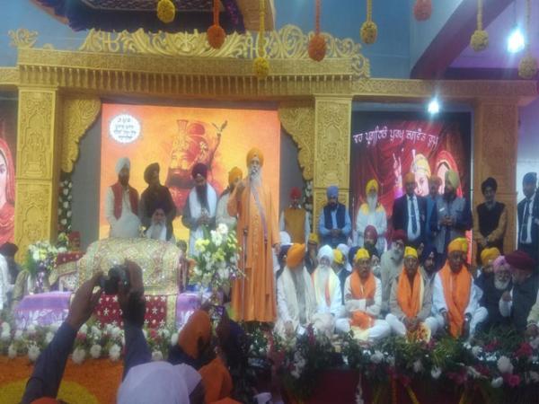 ਤਖਤ ਸ੍ਰੀ ਹਰਿਮੰਦਰ ਪਟਨਾ ਸਾਹਿਬ ਵਿਖੇ ਨਿਤੀਸ਼ ਕੁਮਾਰ ਨੂੰ ਕੀਤਾ ਗਿਆ ਸਨਮਾਨਿਤ