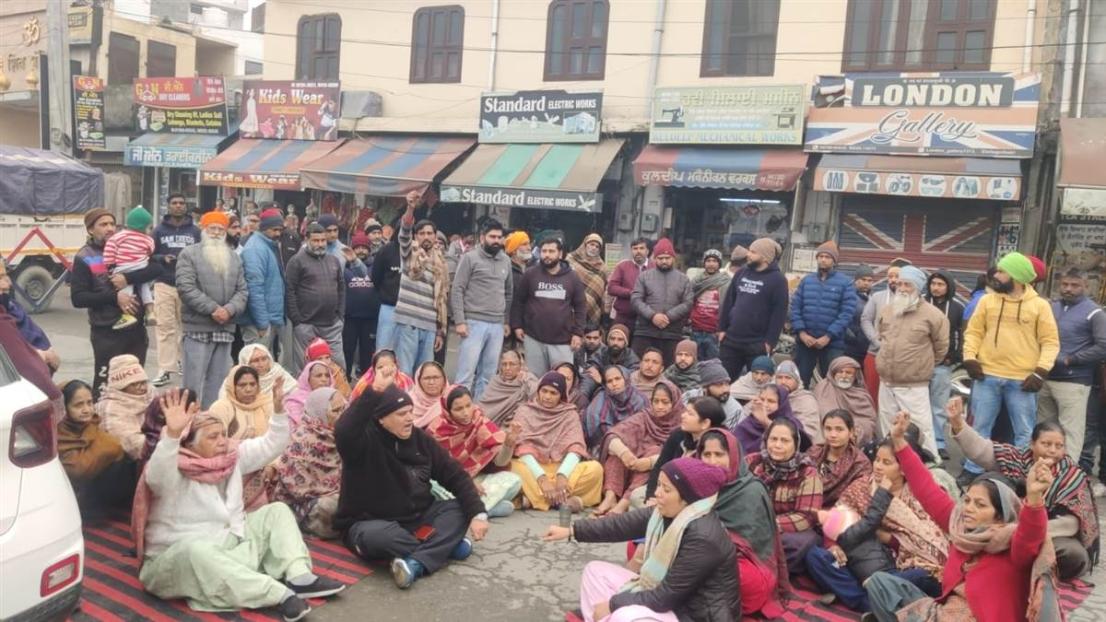 ਵਿਆਹੁਤਾ ਖ਼ੁਦਕੁਸ਼ੀ ਮਾਮਲੇ 'ਚ ਸਹੁਰੇ ਤੇ ਨਨਾਣ ਦੀ ਗ੍ਰਿਫ਼ਤਾਰੀ ਨਾ ਹੋਣ 'ਤੇ ਗੜ੍ਹਸ਼ੰਕਰ ਥਾਣੇ ਮੂਹਰੇ ਧਰਨਾ