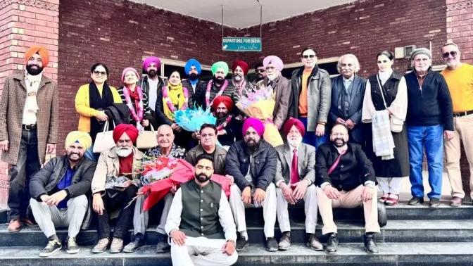 34ਵੀਂ ਵਿਸ਼ਵ ਪੰਜਾਬੀ ਕਾਨਫਰੰਸ ’ਚ ਹਿੱਸਾ ਲੈਣ ਲਈ ਭਾਰਤ ਤੋਂ 65 ਮੈਂਬਰੀ ਵਫ਼ਦ ਅਟਾਰੀ ਸੜਕ ਰਸਤੇ ਪਾਕਿ ਪੁੱਜਾ