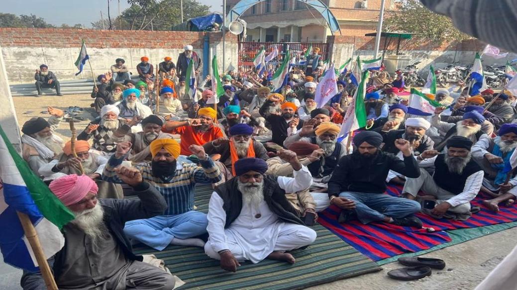 ਬਜ਼ੁਰਗ ਔਰਤ ਦੀ ਚਾਰ ਏਕੜ ਜ਼ਮੀਨ ’ਤੇ ਕਬਜ਼ਾ ਕਰਨ ਨੂੰ ਲੈ ਕੇ ਕੀਤਾ ਰੋਸ ਪ੍ਰਦਰਸ਼ਨ
