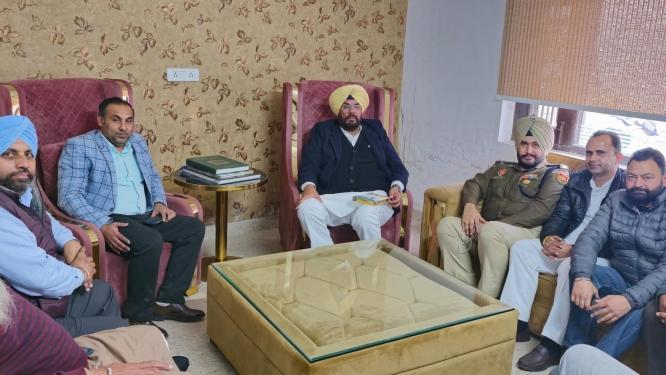 ਕੈਬਨਿਟ ਮੰਤਰੀ ਧਾਲੀਵਾਲ ਨੇ ਸਿਵਲ, ਪੁਲਿਸ ਅਤੇ ਬਿਜਲੀ ਬੋਰਡ ਅਧਿਕਾਰੀਆਂ ਨਾਲ ਕੀਤੀ ਅਹਿਮ ਮੀਟਿੰਗ