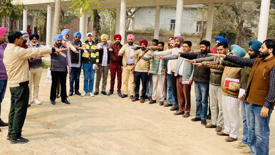 ਸਿਹਤ ਕਰਮਚਾਰੀਆਂ ਨੇ ਕੁਸ਼ਟ ਰੋਗ ਦੇ ਖ਼ਾਤਮੇ ਲਈ ਪ੍ਰਣ ਲਿਆ