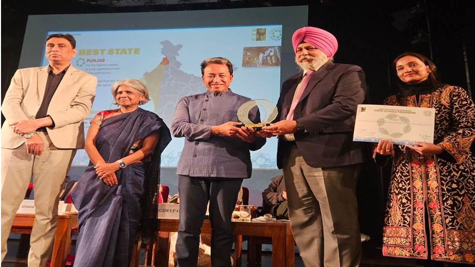 ਪੰਜਾਬ ਨੇ ਗ੍ਰੀਨ ਸਕੂਲ ਪ੍ਰੋਗਰਾਮ ਅਧੀਨ 'ਬੈਸਟ ਸਟੇਟ' ਤੇ 'ਬੈਸਟ ਡਿਸਟ੍ਰਿਕਟ' ਪੁਰਸਕਾਰ ਕੀਤੇ ਹਾਸਲ, ਹੁਸ਼ਿਆਰਪੁਰ ਨੂੰ ਮਿਲਿਆ ਸਰਵੋਤਮ ਜ਼ਿਲ੍ਹਾ ਪੁਰਸਕਾਰ
