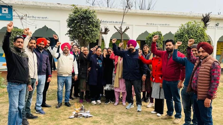ਏਕੀਕ੍ਰਿਤ ਪੈਨਸ਼ਨ ਸਕੀਮ ਦੇ ਨੋਟੀਫਿਕੇਸ਼ਨ ਦੀਆਂ ਕਾਪੀਆਂ ਸਾੜ ਕੇ ਰੋਸ ਪ੍ਰਦਰਸ਼ਨ