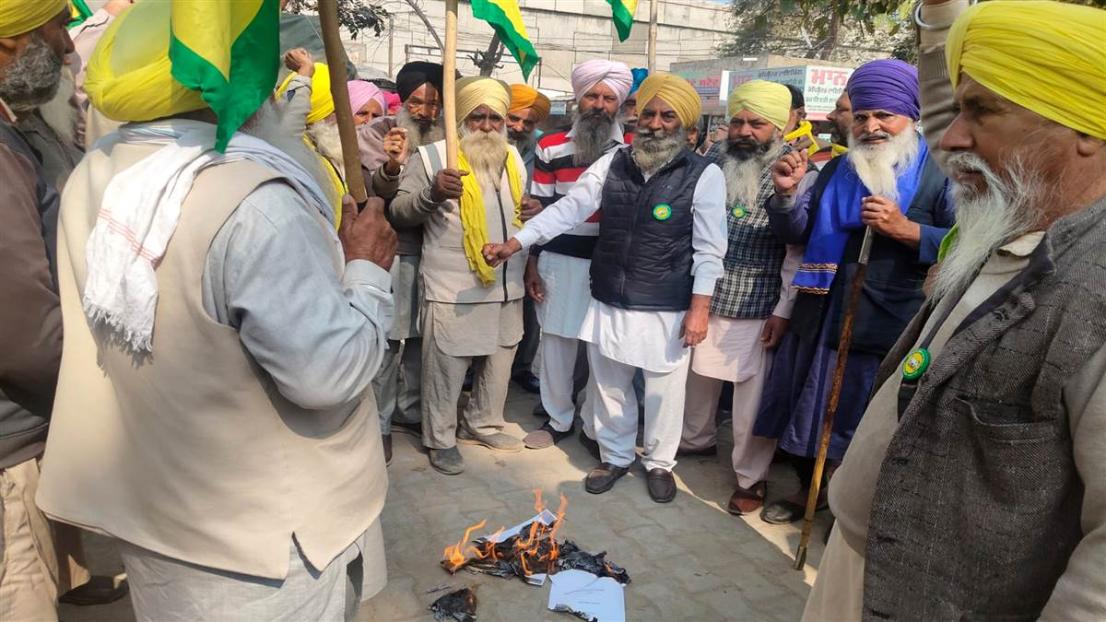 ਗਿੱਦੜਬਾਹਾ ‘ਚ ਕੇਂਦਰੀ ਬਜਟ ਦੀਆਂ ਕਾਪੀਆਂ ਸਾੜ ਕੇ ਕਿਸਾਨਾਂ ਵੱਲੋਂ ਵਿਰੋਧ ਪ੍ਰਦਰਸ਼ਨ