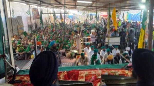 ਖਨੌਰੀ ਬਾਰਡਰ ’ਤੇ ਕਿਸਾਨੀ ਮਹਾਪੰਚਾਇਤ ’ਚ ਕਿਸਾਨ-ਮਜ਼ਦੂਰਾਂ ਦਾ ਵੱਡਾ ਇਕੱਠ