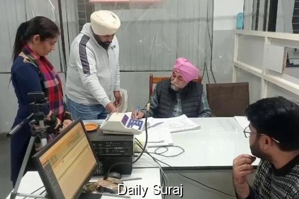 CM ਮਾਨ ਦੀ ਚਿਤਾਵਨੀ ਦਾ ਅਸਰ: ਮੋਗਾ ਜ਼ਿਲ੍ਹੇ ਦਾ ਤਹਿਸੀਲਦਾਰ ਹੜਤਾਲ ਖ਼ਤਮ ਕਰ ਕੇ ਕੰਮ ਉੱਤੇ ਪਰਤਿਆ ਵਾਪਸ
