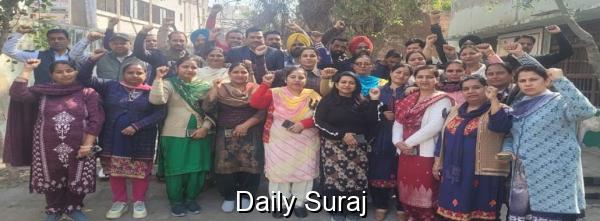 ਅਧਿਆਪਕ ਯੂਨੀਅਨ ਨੇ ਕਾਲੇ ਬਿੱਲੇ ਲਗਾ ਕੇ ਰੋਸ ਕੀਤਾ ਜਾਹਿਰ