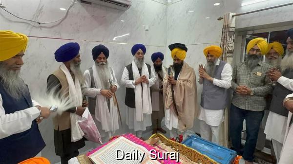 ਸ੍ਰੀ ਗੁਰੂ ਗ੍ਰੰਥ ਸਾਹਿਬ ਜੀ ਦੀ ਹਜ਼ੂਰੀ 'ਚ ਹੋਈ ਹੈ ਗਿਆਨੀ ਕੁਲਦੀਪ ਸਿੰਘ ਗੜਗੱਜ ਦੀ ਦਸਤਾਰਬੰਦੀ, SGPC ਅਧਿਕਾਰੀਆਂ ਨੇ ਹੋ ਰਹੇ ਗਲਤ ਪ੍ਰਚਾਰ ਦਾ ਕੀਤਾ ਖੰਡਨ