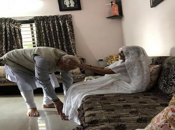 ਪੀ.ਐਮ ਮੋਦੀ ਨੇ ਆਪਣੀ ਮਾਂ ਦਾ ਅਸ਼ੀਰਵਾਦ ਲੈ ਕੇ ਪਾਈ ਵੋਟ