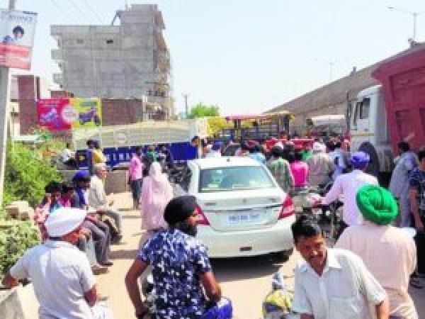 ਬਾਰਦਾਨੇ ਦੀ ਘਾਟ ਤੇ ਢਿੱਲੀ ਲਿਫ਼ਟਿੰਗ ਖ਼ਿਲਾਫ਼ ਚੱਕਾ ਜਾਮ