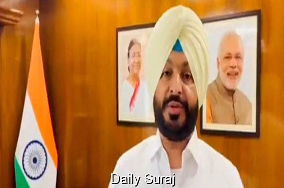 ਰਵਨੀਤ ਬਿੱਟੂ ਵਲੋਂ ਪੰਜਾਬ ਦੇ ਸੀ.ਐਮ. ਤੇ ਸਿੱਖਿਆ ਮੰਤਰੀ ਖ਼ਿਲਾਫ਼ ਦਰੋਹ ਦਾਖਲ ਕਰਨ ਦੀ ਮੰਗ