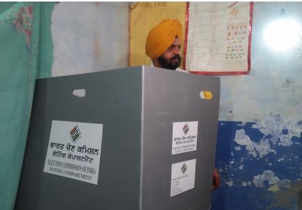 ਜ਼ਿਮਨੀ ਚੋਣਾਂ 2019 : ਦਾਖਾ ਤੋਂ ਸ਼੍ਰੋਮਣੀ ਅਕਾਲੀ ਦਲ ਦੇ ਉਮੀਦਵਾਰ ਮਨਪ੍ਰੀਤ ਸਿੰਘ ਇਆਲੀ ਨੇ ਪਰਿਵਾਰ ਸਮੇਤ ਪਾਈ ਵੋਟ