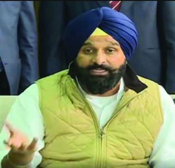 ਸ਼੍ਰੋਮਣੀ ਅਕਾਲੀ ਦਲ ਵੱਲੋਂ ਗਲਤ ਹਲਫਨਾਮਾ ਭਰ ਕੇ ਪੰਜਾਬ ਦੇ ਹਿੱਤਾਂ ਅਤੇ ਚੰਡੀਗੜ੍ਹ ਉੱਤੇ ਇਸ ਦਾ ਅਧਿਕਾਰ ਵੇਚਣ ਲਈ ਕਾਂਗਰਸ ਸਰਕਾਰ ਦੀ ਨਿਖੇਧੀ