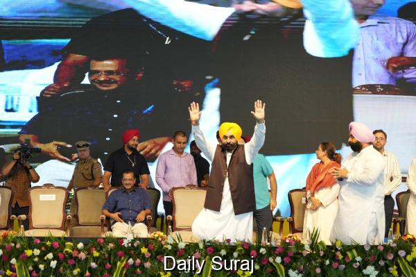 ਭਗਵੰਤ ਮਾਨ ਤੇ ਅਰਵਿੰਦ ਕੇਜਰੀਵਾਲ ਵੱਲੋਂ ਨਸ਼ਿਆਂ ਵਿਰੁੱਧ ਪਾਠਕ੍ਰਮ ਜਾਰੀ; ‘ਨਸ਼ਿਆਂ ਖ਼ਿਲਾਫ਼ ਜੰਗ’ ਤਹਿਤ ਸਕੂਲਾਂ ਵਿੱਚ ਪੜ੍ਹਾਇਆ ਜਾਵੇਗਾ ਪਾਠਕ੍ਰਮ