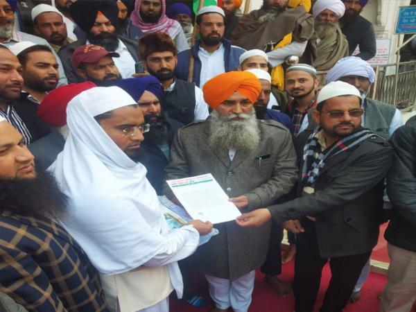 ਨਾਗਰਿਕਤਾ ਕਾਨੂੰਨ ਵਿਰੁੱਧ ਅਗਵਾਈ ਕਰਨ ਲਈ ਮੁਸਲਮਾਨ ਭਾਈਚਾਰੇ ਨੇ ਸ੍ਰੀ ਅਕਾਲ ਤਖ਼ਤ ਵਿਖੇ ਸੌਂਪਿਆ ਮੰਗ ਪੱਤਰ