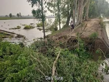 रजवाहे में दो जगह 25-25 फीट का कटाव, पूरी रात पानी रोकने में जुटे ग्रामीण