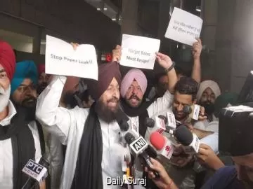ਪੇਪਰ ਲੀਕ ਮਾਮਲੇ 'ਤੇ ਕਾਂਗਰਸੀ ਵਿਧਾਇਕਾਂ ਦਾ ਪ੍ਰਦਰਸ਼ਨ, ਵਿਧਾਨ ਸਭਾ ਬਾਹਰ ਸਰਕਾਰ ਖ਼ਿਲਾਫ਼ ਨਾਅਰੇਬਾਜ਼ੀ