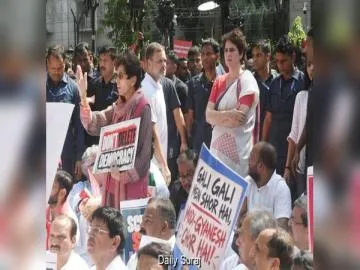 FIR Against Rahul Gandhi, Priyanka Gandhi Over Akashvani Bhavan Entry During EC Protest