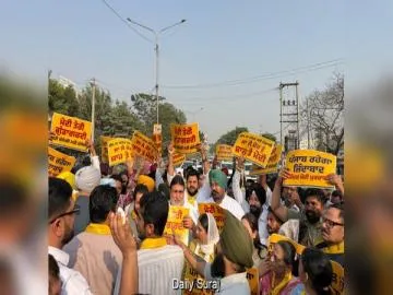 ਸੀ ਬੀ ਆਈ ਦੀ ਰੇਡ ਵਿਰੁੱਧ ‘ਆਪ’ ਲੀਡਰਸ਼ਿਪ ਵੱਲੋਂ ਬੀ ਜੇ ਪੀ ਦਫ਼ਤਰ ਅੱਗੇ ਤਿੱਖਾ ਵਿਰੋਧ ਪ੍ਰਦਰਸ਼ਨ