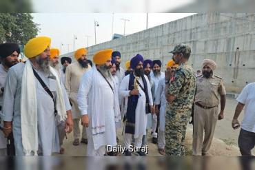 करतारपुर कॉरिडोर खोलने की मांग: जीरो लाइन की ओर बढ़ रहे जत्थेदार ज्ञानी कुलदीप सिंह गड़गज्ज और संगत को बीएसएफ ने रोका