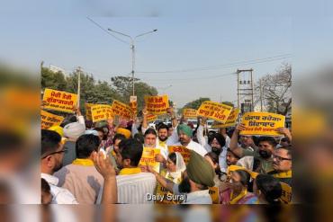 ਸੀ ਬੀ ਆਈ ਦੀ ਰੇਡ ਵਿਰੁੱਧ ‘ਆਪ’ ਲੀਡਰਸ਼ਿਪ ਵੱਲੋਂ ਬੀ ਜੇ ਪੀ ਦਫ਼ਤਰ ਅੱਗੇ ਤਿੱਖਾ ਵਿਰੋਧ ਪ੍ਰਦਰਸ਼ਨ